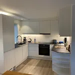 Modern With Mountain And Sea View דירה